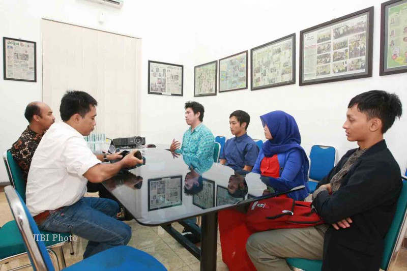 Pengurus Indonesia Student and Youth Forum (ISYF) di kantor Harian Jogja, Rabu (26/02/2014)