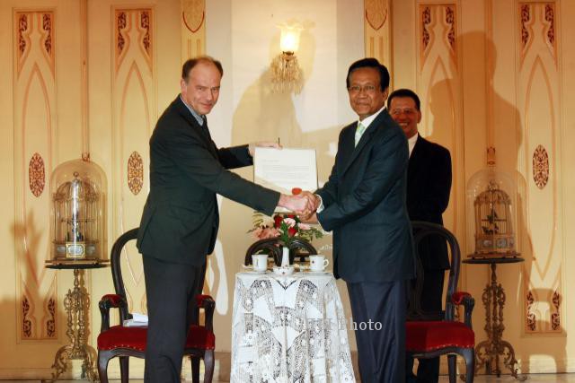 Menyerahkan Penghargaan Diploma Almarhum Sri Sultan Hamengku Buwono IX
