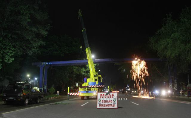 Membongkar jembatan penyeberangan Sriwedari