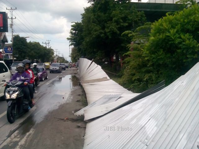 Pagar proyek Pasar Ir. Soekarno, Sukoharjo, roboh akibat didobrak sejumlah pengunjuk rasa saat perjalanan pulang menuju pasar darurat, Jumat (28/2/2014) sore. (Kurniawan/JIBI/Solopos)