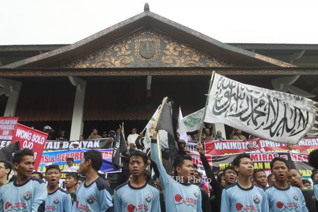 Pengunjuk rasa dari berbagai ormas Islam memadati pelataran Gedung DPRD, Solo, Jumat (21/2/2014). Pendemo menolak dengan tegas Raperda Miras. (Septian Ade Mahendra/JIBI/Solopos)