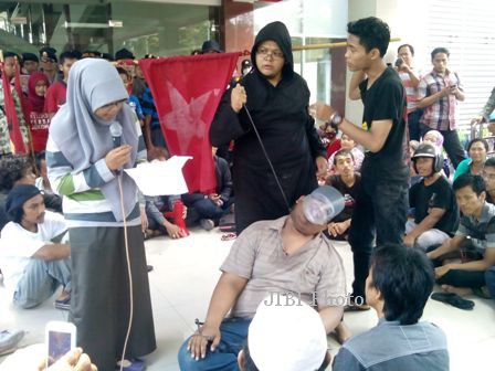 Sejumlah aktivitas mahasiswa melakukan aksi teatrikal arogansi Bupati Sukoharjo, Wardoyo Wijaya, saat berunjuk rasa di Gedung Pusat Promosi Potensi Daerah (GPPPD) Sukoharjo, Jumat (28/2/2014) siang. (Kurniawan/JIBI/Solopos)