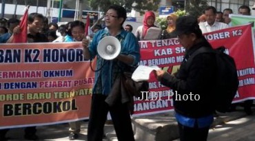 Demo tenaga honorer K2 Sragen di halaman Setda Pemkab Sragen, Selasa (25/2/2014). (Ika Yuniati/JIBI/Solopos)