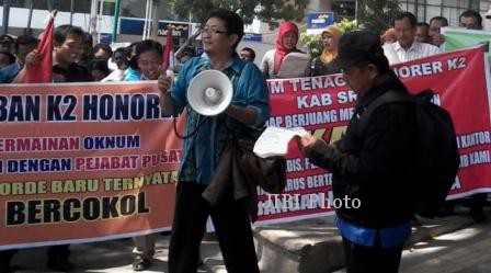Demo tenaga honorer K2 Sragen di halaman Setda Pemkab Sragen, Selasa (25/2/2014). (Ika Yuniati/JIBI/Solopos)