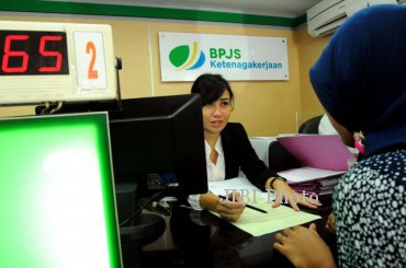 Petugas melayani peserta layanan Badan Penyelenggara Jaminan Sosial (BPJS) Ketenagakerjaan yang akan mencairkan dana di Kantor Wilayah BPJS Ketenagakerjaan Jawa Barat, Jl. PHH Mustopha, Kota Bandung, Jawa Barat, Jumat (21/2/2014). Kanwil BPJS Ketenagakerjaan Jabar menargetkan penambahan 15,2 juta peserta program jaminan sosial itu hingga akhir tahun 2014 ini, atau targetkan iuran Rp2,26 triliun. Jika target itu tercapai maka perolehan dana masyarakat oleh BPJS meningkat dari tahun sebelumnya sebesar Rp2,24 triliun. (Rachman/JIBI/Bisnis)