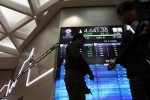 Karyawan mengamati indeks harga saham gabungan (IHSG) di monitor galeri PT Bursa Efek Indonesia, Jakarta , Jumat (21/2/2014). IHSG masih menguat 0,72% ke level 4.631,25 pada akhir sesi I siang. Sepanjang perjalanan, indeks bergerak pada kisaran 4.613,89-4.632,34. Dari 489 saham yang diperdagangkan, sebanyak 180 saham menguat, 54 saham melemah, dan 255 saham stagnan. (Endang Muchtar/JIBI/Bisnis)