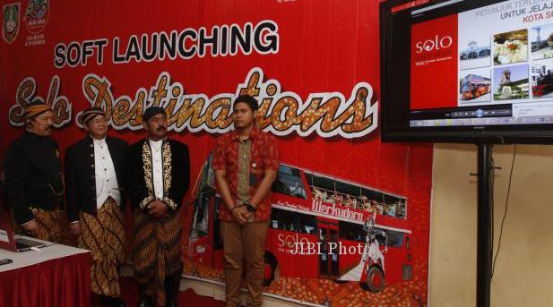 Kepala Dinas Perhubungan, Komunikasi dan Informasi (Dishubkominfo) Kota Solo Yoscha Herman Sudrajat, Wakil Wali Kota Solo Achmad Purnomo, dan Wali Kota Solo, F.X. Hadi Rudyatmo (dari kiri ke kanan) melihat displai Solo Destination saat soft launching di Stadion Sriwedari, Solo, Minggu (23/2/2014). Solo Destination merupakan sosial media dan diklaim sebagai city guide pertama di Indonesia. (Ardiansyah Indra Kumala/ JIBI/Solopos)