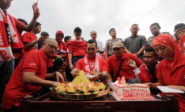 Bimo Ptranto Memotong Tumpeng tanda Peringatan Ulang tahun Pasoepati