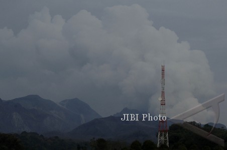 Asap putih tebal yang keluar gunung Kelud terlihat dari 6 kilometer di Pos Pengamatan Gunung Api Kelud di Dusun Margomulyo, Sugihwaras, Ngancar, Kediri, Jatim, Sabtu (15/2/2014). Menurut Kepala Pusat Vulkanologi dan Mitigasi Bencana Geologi (PVMBG), M Hendrasto pascadua hari meletusnya Gunung Kelud masih tetap berstatus awas. (JIBI/Solopos/Antara/M Risyal Hidayat)
