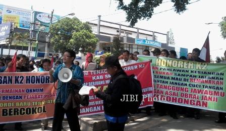 Honorer K2 Sragen berorasi di halaman Setda Pemkab Sragen, Selasa (25/2/2014). (Ika Yuniati/JIBI/Solopos)