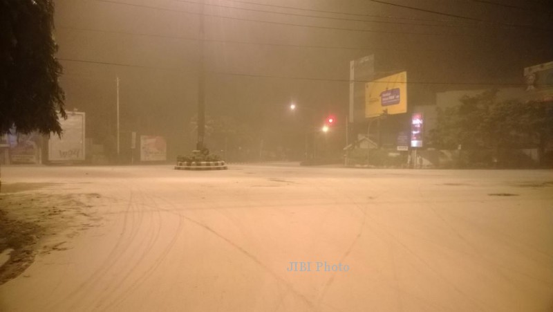 Hujan Abu di perempatan Panggung Jebres Solo, Jumat (14/2/2014) subuh tadi. (JIBI/Solopos/Istimewa/Doni Purwosulistio)