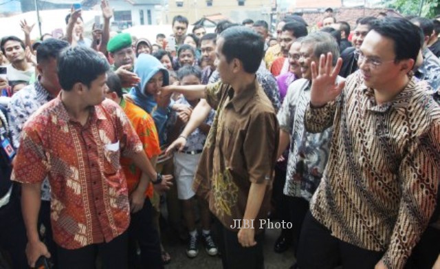 Gubernur dan Wakil Gubernur DKI Jakarta Joko Widodo (kedua kiri) dan Basuki Tjahaja Purnama (kanan) melakukan sidak alias blusukan bersama di Pasar Ciplak, Jakarta, Kamis (27/2/2014). Blusukan bersama itu bertujuan untuk menguasai persoalan yang ada di lapangan. (JIBI/Solopos/Antara/Dhoni Setiawan)