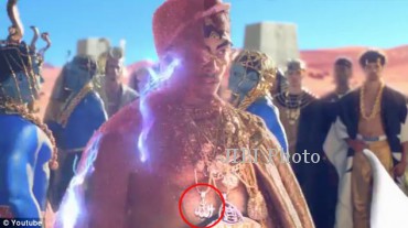 Kalung berlafal Allah di video Katy Perry (dailymail.co.uk)