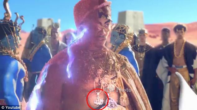 Kalung berlafal Allah di video Katy Perry (dailymail.co.uk)