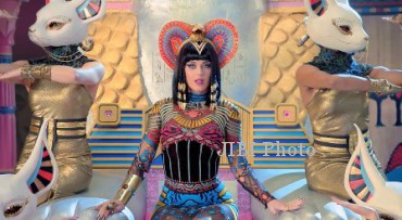 Katy Perry dalam video klip Dark Horse (Youtube)