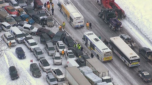 Potongan video dari CTV News yang menggambarkan kecelakaan karambol di Ontario, Kamis (27/2/2014). (Istimewa/Theloop.ca/CTVNews)