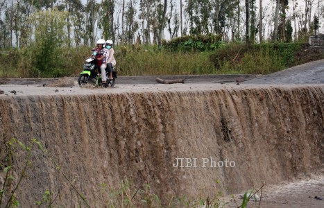 NEKAT MELINTAS KANTUNG LAHAR DINGIN