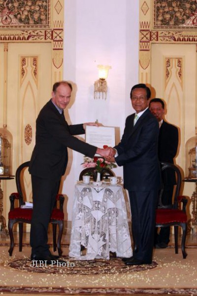 Rektor Universitas Leiden, Prof Carel Stolker menyerahkan penghargaan diploma Almarhum Sri Sultan Hamengku Buwono IX kepada Sri Sultan Hamengku Buwono X di Gedong Jene, Kompleks Kraton Ngayogyakarta, Kamis (27/02/2014). Sultan HB IX menempuh kuliah di fakultas hukum, Universitas Leiden hampir selama 4 tahun dan tercatat sebagai alumni Universitas Leiden meskipun tidak selesai karena dipanggil pulang oleh Sultan HB VIII. (JIBI/Harian Jogja/Desi Suryanto)