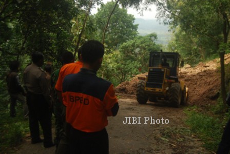 Kendaraan Buldozer yang didatangkan BPBD Gunungkidul sedang mengevakuasi material longsor di Dusun Jelek, Desa Watugajah, Kecamatan Gedangsari, Gunungkidul Senin (24/2/2014). (Ujang Hasanudin/JIBI/Harian Jogja)