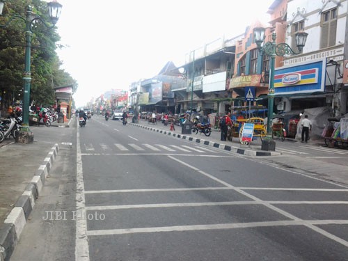 UPT Pengelolaan Kawasan Malioboro memperbanyak jumlah zebra cross, foto diambil Kamis (27/2). (JIBI/Harian Jogja/Mediani Dyah Natalia)