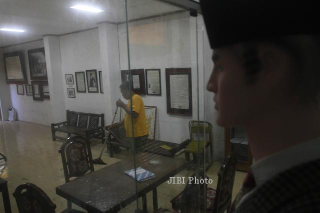 Membersihkan Lantai