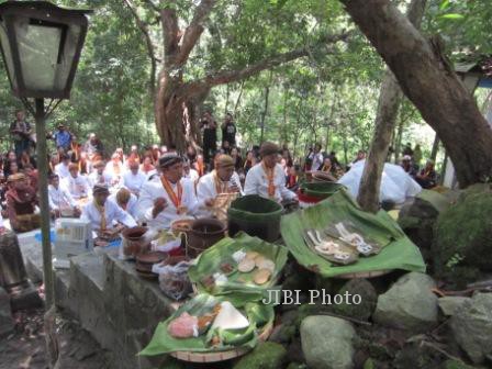 Warga Keraton Kasunanan Surakarta Hadiningrat mengikuti upacara adat Mahesa Lawung di hutan Krendawahana, Gondangrejo, Karanganyar, Kamis (27/2/2014). (Ponco Suseno/JIBI/Solopos)
