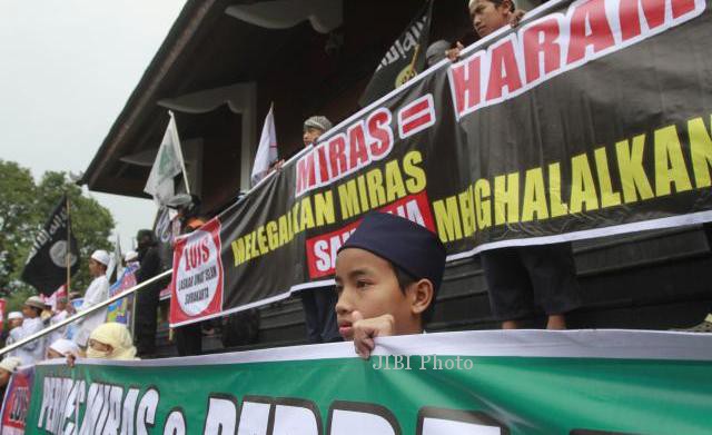 Para aktivis pelbagai organisasi kemasyarakatan (ormas) bersendi Islam berunjuk rasa di halaman Gedung DPRD Kota Solo, Jawa Tengah, Jumat (21/2/2014). Para pengunjuk rasa yang mengenakan atribut masing-masing ormas itu menyatakan penolakan terhadap rancangan peraturan daerah (raperda) minuman keras (miras) yang tengah dibahas lembaga legislatif itu. Dengan alasan minuman keras dapat merusak bangsa, mereka bahkan menuntut pelarangan sepenuhnya beredarnya minuman keras di wilayah ini. (JIBI/Solopos/Septian Ade Mahendra)