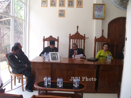 Ketua Persatuan Kebudayaan Bangsa-bangsa Dunia (PKBBD), Sri Notokusumo (dua dari kanan) menggelar deklarasi pendirian organisasi tersebut di Ndoho Wetan, RT 002/RW 004, Lawu, Nguter, Rabu (26/2/2014). (JIBI/Solopos/Ivan Andimuhtarom)