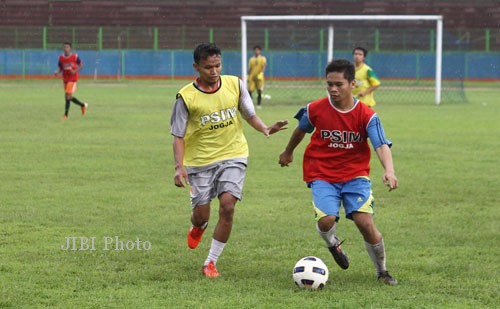 Para pemain Tim PSIM Jogja melakukan latihan bersama di Stadion Mandala Krida, Jogja, Selasa (25/02/2014). Dalam latihan ini, selain untuk meningkatkan kemampuan bermain di lapangan, pelatih tim juga melakukan seleksi pemain. (Harian Jogja/Eri Rama Putra)