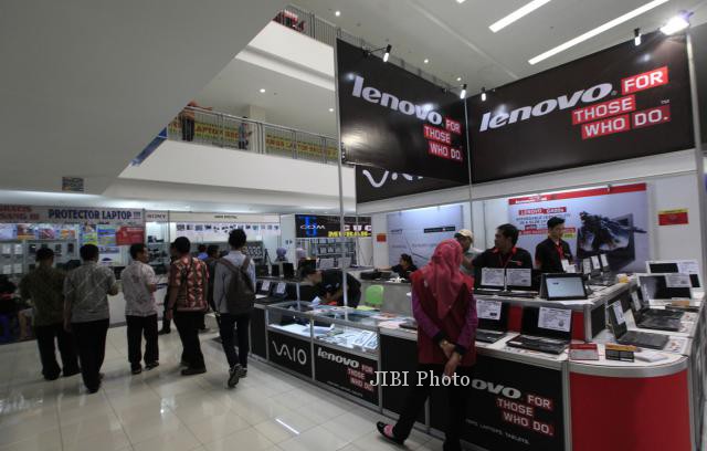 Pengunjung melihatlihat produk terbaru dalam Pameran Komputer Tiga Lantai di Solo Computer Centre, Purwosari, Solo, Kamis (27/2/2014). Pameneran tersebut manampilkan beberapa produk komputer terbaru. (Sunaryo Haryo Bayu/JIBI/Solopos)