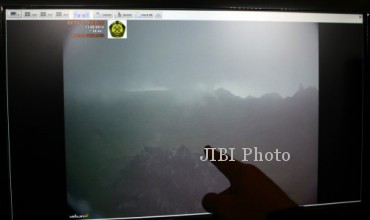 Petugas Pusat Vulkanologi dan Mitigasi Bencana Geologi (PVMBG) menunjukkan gambar aktivitas Gunung Kelud melalui kamera CCTV yang dipasang di area Anak Gunung Kelud di Pos Pengamatan Gunung Api Kelud, Kabupaten Kediri, Jawa Timur, Selasa (11/2/2014).(JIBI/Solopos/Antara/Rudi Mulya)