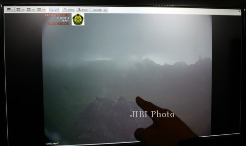 Petugas Pusat Vulkanologi dan Mitigasi Bencana Geologi (PVMBG) menunjukkan gambar aktivitas Gunung Kelud melalui kamera CCTV yang dipasang di area Anak Gunung Kelud di Pos Pengamatan Gunung Api Kelud, Kabupaten Kediri, Jawa Timur, Selasa (11/2/2014).(JIBI/Solopos/Antara/Rudi Mulya)