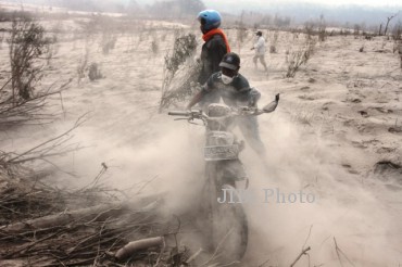 FOTO EVAKUASI KORBAN SINABUNG : Sepeda Motor Kepayahan Tembus Sinabung