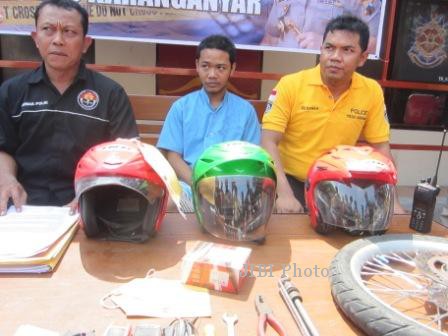 Tersangka pencurian, Benny Putra Perdana, 20, warga Dukuhan RT 002/RW 008, Sawahan, Ngemplak, Boyolali (tengah) saat di Mapolres Karanganyar, Jumat (28/2/2014). (Ponco Suseno/JIBI/Solopos)