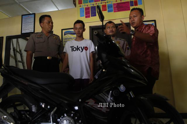 Polisi menunjukkan tersangka pencurian sepeda motor Jupiter MX, Iwan Setiawan (dua dari kiri) didampingi pengacaranya di Polsek Serengan, Solo, Jumat (27/2). Tersangka berhasil ditangkap dirumahnya pada Jumat (21/2/2014). (Ardhiansyah IK/JIBI/Solopos)