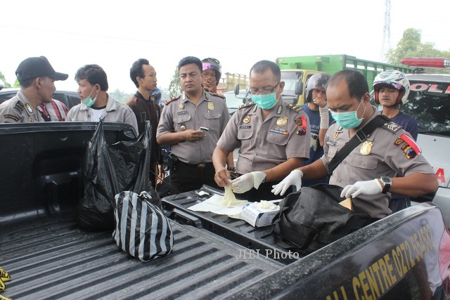 Petugas Dokkes Polres Klaten mmeriksa temuan kepala manusia di jalur jalan Solo-Jogja, wilayah Dukuh Kepoh, Desa Kuncen, Kecamatan Ceper, Selasa (18/2/2014) pagi. (Shoqib Angriawan/JIBI/Solopos)