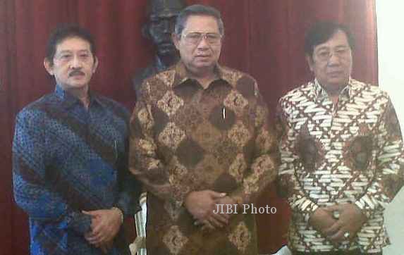 PB XIII Keraton Solo (kanan) berfoto bersama dengan Presiden SBY (tengah) serta Maha Patih KGPAA Tedjowulan. PB XIII bertemu Presiden SBY, Minggu (23/2/2014) siang terkait dengan konflik internal Keraton Solo yang tak juga usai. (JIBI/Solopos/Istimewa)