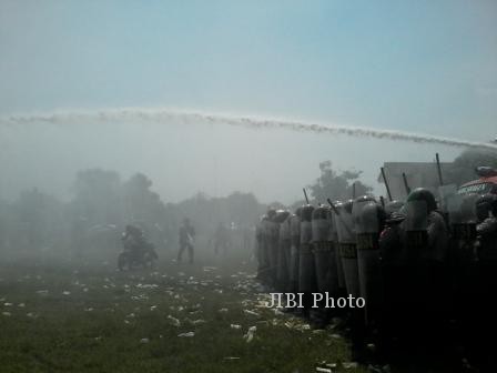 Bagian dari latihan sistem pengamanan kota di Wilayah Sragen saat Pemilu yang dilakukan Polres Sragen, Rabu (26/2/2014), di halaman Mapolres setempat.. (Ika Yuniati/JIBI/Solopos)