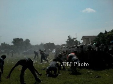Bagian dari latihan sistem pengamanan kota di Wilayah Sragen saat Pemilu yang dilakukan Polres Sragen, Rabu (26/2/2014), di halaman Mapolres setempat.. (Ika Yuniati/JIBI/Solopos)