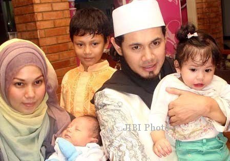 Ustaz Guntur Bumi dan Istrinya, Puput Melati (JIBI/Solopos/Detik)