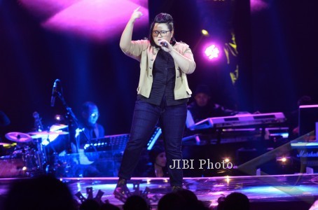 Finalis Indonesian 2014 berdarah campuran Indonesia-Jepang Yuka Tamada saat tampil di hadapan juri dalam pergelaran panggung Spektakuler Indonesian Idol 2014 di di Studio RCTI , Kebon Jeruk, Jakarta, Jumat (20/2/2014) malam. Ajang pencarian bakat menyanyi dan idola baru Indonesia tersebut telah memasuki tahun ke-10 penyelenggaraanya di Indonesia. (JIBI/Solopos/Antara/Teresia May)