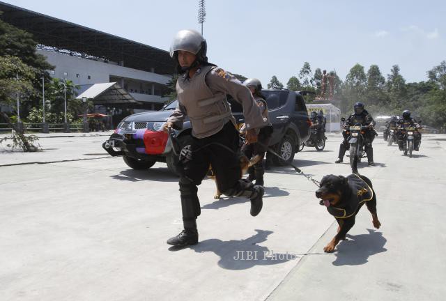 Polisi membawa anjing pelacak untuk membubarkan demonstran saat simulasi pengamanan pemilu di kawasan Stadion Manahan, Solo, Selasa (25/2/2014). (Ardiansyah Indra Kumala/JIBI/Solopos)