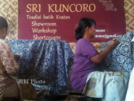 Perajin batik Sri Kuncoro di sentra industri batik di Desa Wukirsari Kecamatan Imogiri tengah merampungkan pesanan, Rabu (26/2/2014). (JIBI/Harian Jogja/Endro Guntoro)