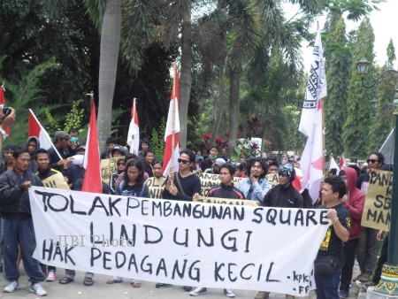 Puluhan pedagang dan pengusaha kecil yang biasa berjualan di sekitar Selokan Mataram, Dusun Kledokan, Desa Caturtunggal, Kecamatan Depok, saat menggelar aksi unjuk rasa di rumah dinas Bupati Sleman, Kamis (27/2/2014). (JIBI/Harian Jogja/Rima Sekarani)