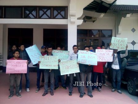 Sejumlah buruh pabrik rotan di Kartasura, Sukoharjo, melakukan aksi unjuk rasa di Gedung DPRD Sukoharjo, Kamis (27/2/2014). Buruh memprotes kebijakan mutasi dari manajemen perusaaan.(JIBI/Solopos/Kurniawan)