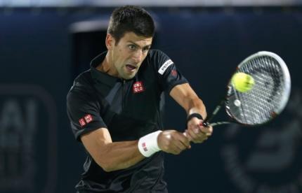 Petenis Serbia Novak Djokovic mengembalikan bola Denis Istomin dari Uzbekistan. JIBI/Reuters/Ahmed Jadallah