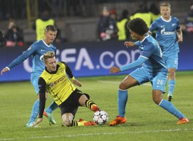 Dua pemain Zenit Arshavin dan Witsel menghadang Dortmund's Marco Reus. JIBI/REUTERS/Alexander Nikola