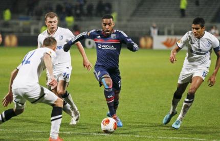 Pemain Olympique Lyon Alexandre Lacazette (tengah) dihadang pemain Odessa. JIBI/Rtr/Robert Pratta