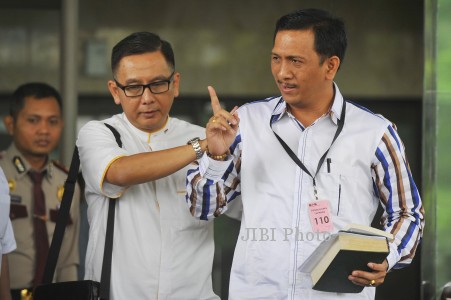 Gede Pasek Suardika (kanan) saat menjenguk Anas Urbaningrum di Rutan KPK beberapa waktu lalu. (Dok/JIBI/Solopos/Antara)