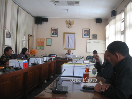 Ketua Komisi D DPRD Wonogiri, Sriyono (tengah, menghadap lensa) memberikan konfirmasi terkait gugatan LSM PPBB terhadap dirinya usai memimpin rapat internal dengan anggota Komisi D DPRD Wonogiri di ruang komisi, Rabu (26/2/2014).(JIBI/Solopos/Trianto Hery Suryono)